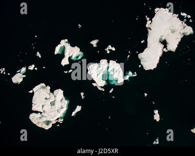 Kanada, Territorium Nunavut, Ukkusiksalik-Nationalpark, Luftbild des Schmelzens Meer Eis schwimmt in der Nähe der Mündung des Wager Bay auf Sommermorgen Stockfoto