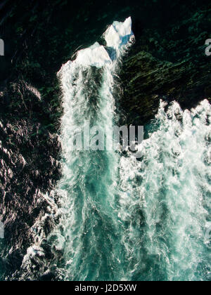 Kanada, Territorium Nunavut, Ukkusiksalik-Nationalpark, Luftbild des Eisbergs geerdet in seichte Stromschnellen Gezeiten im UZÜ in Wager Bay am Sommermorgen Stockfoto