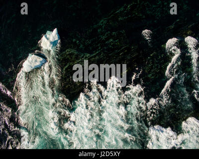 Kanada, Territorium Nunavut, Ukkusiksalik-Nationalpark, Luftbild des Eisbergs geerdet in seichte Stromschnellen Gezeiten im UZÜ in Wager Bay am Sommermorgen Stockfoto