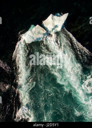 Kanada, Territorium Nunavut, Ukkusiksalik-Nationalpark, Luftbild des Eisbergs geerdet in seichte Stromschnellen Gezeiten im UZÜ in Wager Bay am Sommermorgen Stockfoto