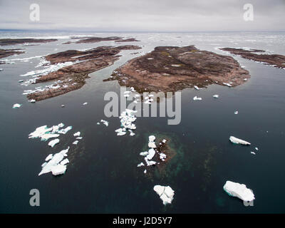 Kanada, Nunavut Territory, Repulse Bay, Luftaufnahme von geerdeten Eisberge in Harbor Islands an der Hudson Bay am nebligen Morgen Stockfoto