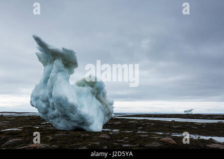 Kanada, Nunavut Territory, Repulse Bay, riesige Eisberge bei Ebbe in Harbor Islands an Sommernachmittagen geerdet Stockfoto