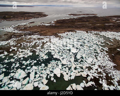 Kanada, Nunavut Territory, Repulse Bay, Luftaufnahme von geerdeten Eisberge in Harbor Islands an der Hudson Bay am Sommermorgen Stockfoto