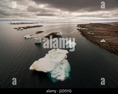 Kanada, Nunavut Territory, Repulse Bay, Luftaufnahme von geerdeten Eisberge in Harbor Islands an der Hudson Bay am Sommermorgen Stockfoto