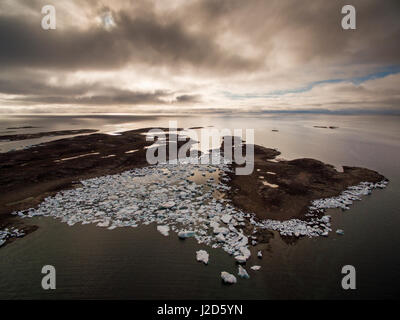 Kanada, Nunavut Territory, Repulse Bay, Luftaufnahme von geerdeten Eisberge auf Harbor Islands am Sommermorgen Stockfoto