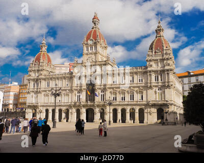 LA CORUNA, Spanien – 27. März 2017: Blick auf die Maria Pita quadratisch mit seiner prächtigen Stadt Rathaus. La Coruna, Galicien, Spanien Stockfoto