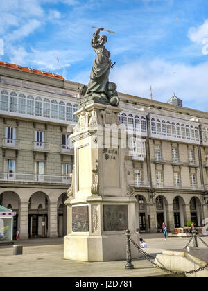 LA CORUNA, Spanien - März 2017: Denkmal von Maria Mayor Fernandez de Camara y Pita, bekannt als Maria Pita, einer galizischen Heldin der Verteidigung von A Coruna Stockfoto