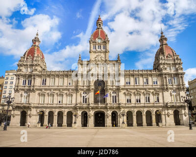 LA CORUNA, Spanien – 27. März 2017: Blick auf die Maria Pita quadratisch mit seiner prächtigen Stadt Rathaus. La Coruna, Galicien, Spanien Stockfoto
