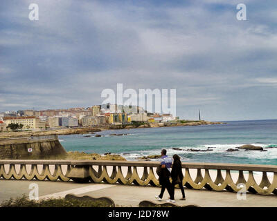 LA CORUNA, Spanien - 28. März 2017: Paar Wachen am malerischen Skyline und Seenlandschaft in der Nähe von La Coruna Beach, A Coruña Provinz, Galicien, Spanien Stockfoto