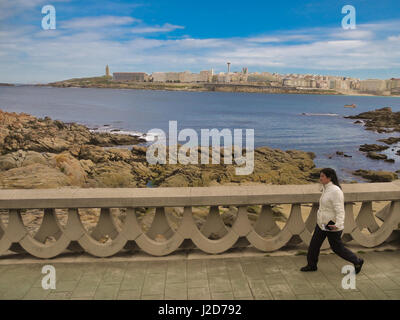 LA CORUNA, Spanien - 28. März 2017: Morgendlichen Spaziergang am malerischen Skyline und Seenlandschaft in der Nähe von La Coruna Beach, A Coruña Provinz, Galicien, Spanien Stockfoto