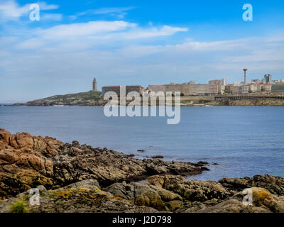 LA CORUNA, Spanien - 28. März 2017: Morgendlichen Spaziergang am malerischen Skyline und Seenlandschaft in der Nähe von La Coruna Beach, A Coruña Provinz, Galicien, Spanien Stockfoto