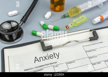 Angst, Medikamente und Spritzen als Konzept der gewöhnlichen Behandlung Gesundheit Stockfoto