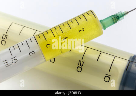 Spritzen bei einem anderen, Konzept der sanitären Anlagen Stockfoto