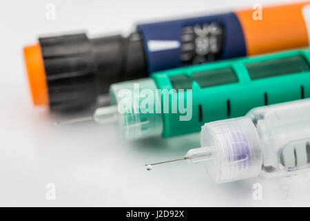 Insulin-Spritze oder Pen für den Einsatz von Diabetikern isoliert auf weißem Hintergrund Stockfoto