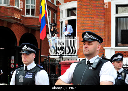 Der Gründer von Wikileaks, Julian Assange spricht seine Anhänger vom Balkon der ecuadorianischen Botschaft in London Stockfoto