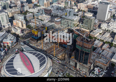 Los Angeles, Kalifornien, USA - 12. April 2017: Luftaufnahme des Staples Center und benachbarten Oceanwide Plaza-Baustelle. Stockfoto