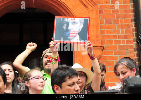 WikiLeaks-Gründer Julian Assange spricht zu den Medien vom Balkon der ecuadorianischen Botschaft in London. Er steht vor Verhaftung, wenn er das Gebäude verlässt. Stockfoto