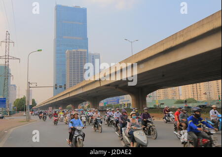 Menschen fahren Motorräder in Hanoi Geschäftsviertel in Hanoi auf. Stockfoto