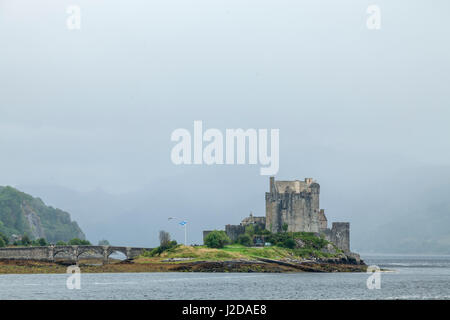 Das 13. Jahrhundert Burg Eilean Donan Castle befindet sich im Loch Duich. Eine Bogenbrücke aus Stein verbindet die Insel mit dem Festland Stockfoto