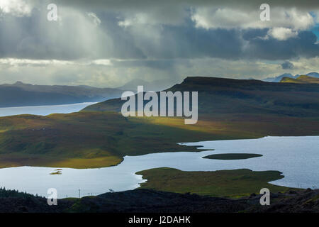 scheint die Sonne durch die Wolken auf den Hügeln am Loch Leathan Stockfoto