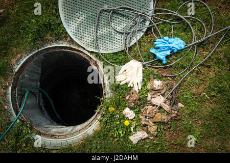 Freimachende septischen System. Reinigung und entsperren Abfluss voller Einwegtücher und andere nicht biologisch abbaubaren Produkten. Stockfoto