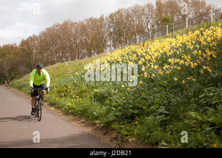 Dalry, Edinburgh, UK. 27. April 2017. Großbritannien Wetter. Junger Mann Reiten Fahrrad in Edinburgh, Schottland, Großbritannien. Eher trübe Start mit lückenhaft Regen über Grenzen bald vom Aussterben bedroht. Dann hauptsächlich trocken und immer heller mit sonnigen Abschnitten. Ein paar Duschen können, Grenzen heute Nachmittag zurück. Ein viel milder Tag mit höchsten Temperaturen in der Umgebung von Edinburgh. Bildnachweis: Gabriela Antosova/Alamy Live-Nachrichten Stockfoto