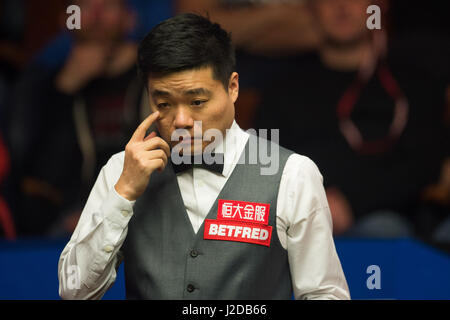 Sheffield, UK. 27. April 2017. Ding Junhui von China betrachtet seine nächste Chance, als er während der ersten Sitzung des Halbfinale gegen Mark Selby von England während der World Snooker Championship 2017 im Crucible Theatre in Sheffield, England, am 27. April 2017 konkurriert. Bildnachweis: Jon Buckle/Xinhua/Alamy Live-Nachrichten Stockfoto