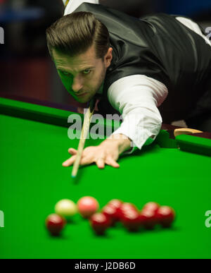 Sheffield, UK. 27. April 2017. Mark Selby Englands konkurriert in der ersten Sitzung das Halbfinalspiel gegen Ding Junhui von China während der World Snooker Championship 2017 im Crucible Theatre in Sheffield, England, am 27. April 2017. Bildnachweis: Jon Buckle/Xinhua/Alamy Live-Nachrichten Stockfoto