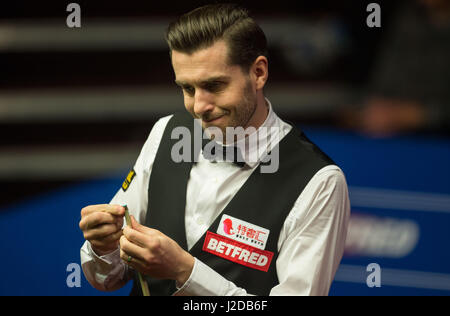 Sheffield, UK. 27. April 2017. Mark Selby Englands betrachtet seine nächste Chance, als er während der ersten Sitzung das Halbfinalspiel gegen Ding Junhui von China während der World Snooker Championship 2017 im Crucible Theatre in Sheffield, England, am 27. April 2017 konkurriert. Bildnachweis: Jon Buckle/Xinhua/Alamy Live-Nachrichten Stockfoto