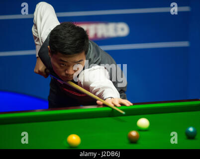 Sheffield, UK. 27. April 2017. Ding Junhui China konkurriert in der ersten Sitzung des Halbfinale gegen Mark Selby von England während der World Snooker Championship 2017 im Crucible Theatre in Sheffield, England, am 27. April 2017. Bildnachweis: Jon Buckle/Xinhua/Alamy Live-Nachrichten Stockfoto