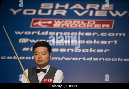 Sheffield, UK. 27. April 2017. Ding Junhui von China betrachtet seine nächste Chance, als er während der ersten Sitzung des Halbfinale gegen Mark Selby von England während der World Snooker Championship 2017 im Crucible Theatre in Sheffield, England, am 27. April 2017 konkurriert. Bildnachweis: Jon Buckle/Xinhua/Alamy Live-Nachrichten Stockfoto