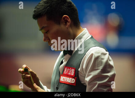 Sheffield, UK. 27. April 2017. Ding Junhui von China betrachtet seine nächste Chance, als er während der ersten Sitzung des Halbfinale gegen Mark Selby von England während der World Snooker Championship 2017 im Crucible Theatre in Sheffield, England, am 27. April 2017 konkurriert. Bildnachweis: Jon Buckle/Xinhua/Alamy Live-Nachrichten Stockfoto