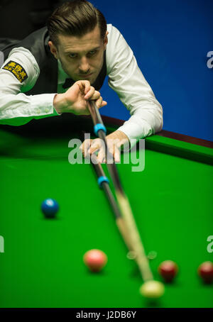 Sheffield, UK. 27. April 2017. Mark Selby Englands konkurriert in der ersten Sitzung das Halbfinalspiel gegen Ding Junhui von China während der World Snooker Championship 2017 im Crucible Theatre in Sheffield, England, am 27. April 2017. Bildnachweis: Jon Buckle/Xinhua/Alamy Live-Nachrichten Stockfoto