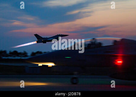 Gunsan, Nordkorea. 26. April 2017. Republik Korea f-16 Fighting Falcon Jet zieht für eine Nacht Ausbildung Ausfall während der Übung MAX Donner von Kunsan Air Base 26. April 2017 in Gunsan, Südkorea. USA und der Alliierten Streitkräfte in der gesamten asiatischen Region gestiegen bekämpfen Übungen wie Spannungen zwischen den USA und Nordkorea steigen weiter. Bildnachweis: Planetpix/Alamy Live-Nachrichten Stockfoto