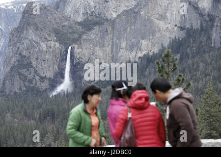 Yosemite Nationalpark, Kalifornien, USA. 26. April 2017. Viel größer als normale Schneefall im Winter 2016-2017 Yosemite-Nationalpark mit einer Überfülle von Wasser links und mehrere Straße im Tal der südlichen Eingang Verschlüsse und Weg zum Yosemite Tal wird wiedereröffnet Montag, 1. Mai 2017. Herzliches Oak Flat Road hatte unpassierbar seit zwei Monaten wegen eines Erdrutsches Zwang Reisende, einen 22-Meilen Umweg zu nehmen. Dies ist der Tunnel-Ansicht der Bridal Veil Falls. Bildnachweis: John Gastaldo/ZUMA Draht/Alamy Live-Nachrichten Stockfoto