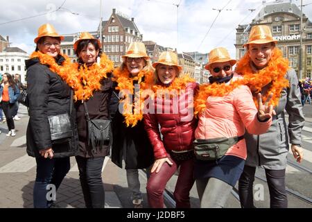 Amsterdam, Niederlande. 27. April 2017. Leute feiern des Niederlanden traditionellen Königstag am Dam-Platz vor dem königlichen Palast in Amsterdam am 27. April 2017. Die Holländer Königstag ist der Geburtstag des amtierenden König oder Königin. Bildnachweis: Sylvia Lederer/Xinhua/Alamy Live-Nachrichten Stockfoto