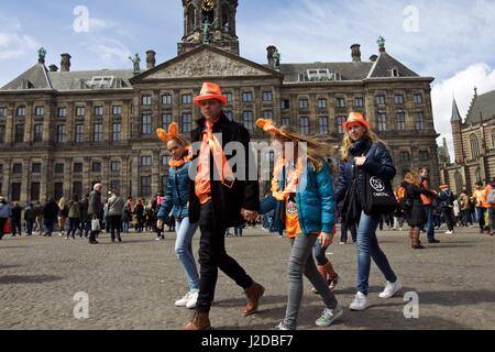 Amsterdam, Niederlande. 27. April 2017. Leute feiern des Niederlanden traditionellen Königstag am Dam-Platz vor dem königlichen Palast in Amsterdam am 27. April 2017. Die Holländer Königstag ist der Geburtstag des amtierenden König oder Königin. Bildnachweis: Sylvia Lederer/Xinhua/Alamy Live-Nachrichten Stockfoto