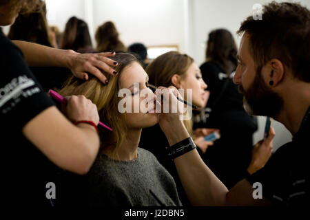 Barcelona, Katalonien, Spanien. 27. April 2017. Ein Modell ist auf die backstage bereit, während die Barcelona Bridal Fashion Woche 2017. Bildnachweis: Jordi Boixareu/ZUMA Draht/Alamy Live-Nachrichten Stockfoto