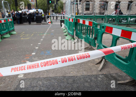 London, UK. 27. April 2017. Polizei Klebeband markieren eine innere Kordon um das Gebiet in Whitehall, wo einem sicherheitsrelevanten Ereignis stattgefunden hat. Bildnachweis: Mark Kerrison/Alamy Live-Nachrichten Stockfoto