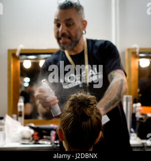 Barcelona, Katalonien, Spanien. 27. April 2017. Ein Modell ist auf die backstage bereit, während die Barcelona Bridal Fashion Woche 2017. Bildnachweis: Jordi Boixareu/ZUMA Draht/Alamy Live-Nachrichten Stockfoto