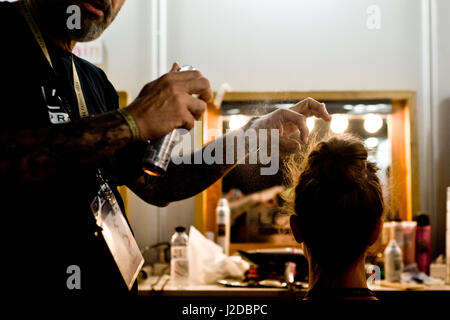 Barcelona, Katalonien, Spanien. 27. April 2017. Ein Modell ist auf die backstage bereit, während die Barcelona Bridal Fashion Woche 2017. Bildnachweis: Jordi Boixareu/ZUMA Draht/Alamy Live-Nachrichten Stockfoto