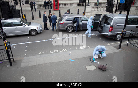 London, Großbritannien. 27 Apr, 2017. Bewaffnete Polizei Zwischenfall mit Anhalten und der Verhaftung von 27 Jahre alten Mann mit Beutel, Messer, gerichtliche Mannschaft auf Szene. Bilder von der Oberseite des Nummer 3 London Bus genommen. Stockfoto