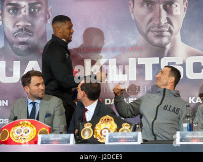 London, UK. 27. April 2017. Anthony Joshua und Wladamir Klitschko teilnehmen an einer Pressekonferenz für ihre Super-Schwergewichts-Titelkampf bei Sky Sport Studios. Anthony Joshua und Wladamir Klitschko sollen für die IBF, IBO und WBA Super Heavyweight Meisterschaft der Welt im Wembley-Stadion zu kämpfen. Bildnachweis: Michael Tubi/Alamy Live-Nachrichten Stockfoto