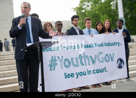 Washington, District Of Columbia, USA. 27. April 2017. Senator JEFF MERKLEY (D -OR) spricht im Rahmen einer Pressekonferenz auf dem Bürgersteig vor dem United States Supreme Court in Washington. Die Jugend mit ihm gehören 21 Kläger in einem Wahrzeichen föderalen Klage, die die Bundesregierung ihre verfassungsmäßigen Rechte zu verletzen beschuldigt. Bildnachweis: Robin Loznak/ZUMA Draht/Alamy Live-Nachrichten Stockfoto