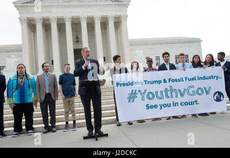 Washington, District Of Columbia, USA. 27. April 2017. Senator JEFF MERKLEY (D -OR) spricht im Rahmen einer Pressekonferenz auf dem Bürgersteig vor dem United States Supreme Court in Washington. Die Jugend mit ihm gehören 21 Kläger in einem Wahrzeichen föderalen Klage, die die Bundesregierung ihre verfassungsmäßigen Rechte zu verletzen beschuldigt. Bildnachweis: Robin Loznak/ZUMA Draht/Alamy Live-Nachrichten Stockfoto