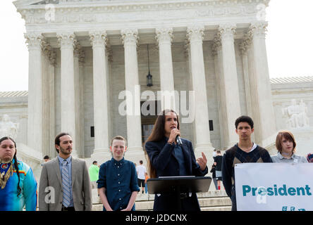 Washington, District Of Columbia, USA. 27. April 2017. Jugend-Kläger spricht XIUHTEZCALT MARTINEZ im Rahmen einer Pressekonferenz auf dem Bürgersteig vor dem United States Supreme Court in Washington. Die Jugend mit ihr sind Teil der 21 Kläger in einem Wahrzeichen föderalen Klage, die die Bundesregierung ihre verfassungsmäßigen Rechte zu verletzen beschuldigt. Bildnachweis: Robin Loznak/ZUMA Draht/Alamy Live-Nachrichten Stockfoto