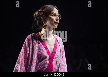 Ein Modell geht die Start-und Landebahn während Faride Ramos Show als Teil von Bogota Mode Woche 2017 bei Expo Bogota am 26. April 2017 in Bogota, Kolumbien Stockfoto