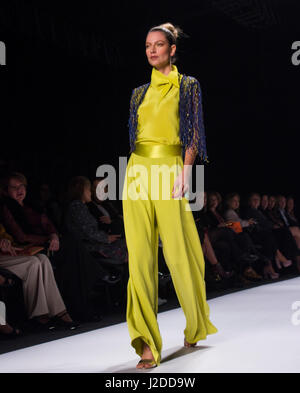 Ein Modell geht die Start-und Landebahn während Isabel Henao Show als Teil von Bogota Mode Woche 2017 bei Expo Bogota am 25. April 2017 in Bogota, Kolumbien Stockfoto