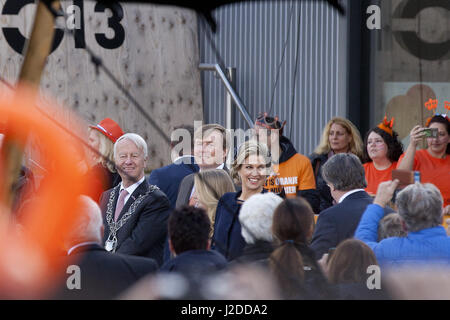 27. April 2017 - Tilburg, Noord-Brabant, Niederlande - Tilburg in den Niederlanden. Königstag 2017 in Holland. Die Königsfamilie feiert den 50. Jahrestag von König Willem-Alexander heute in Tilburg. Anwesend sind: König Willem-Alexander, Königin MÃ¡xima und ihren drei Töchtern Amalia, Alexia und Ariane. Es gibt auch Prinz Constantijn, Prinz Laurentien, Prinz Maurits, Prinzessin Marilene, Prinz Bernard, Prinzessin Annette, Prinz Pieter-Kristiaan, Prinzessin Anita, Prinz Floris und Prinzessin Aimée. Bildnachweis: Paulien Van De Loo/ZUMA Draht/Alamy Live-Nachrichten Stockfoto