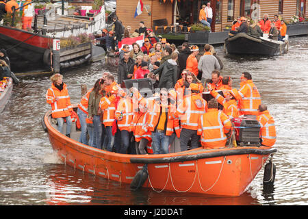 Amsterdam, Niederlande. 27. April 2017. Menschen auf den Booten am Prinsengracht Kanal feiern Königs Tag in Amsterdam, Niederlande, am 27. April 2017. Der Königstag, anlässlich der Geburt von König Willem-Alexander. In den Niederlanden wird der traditionellen Königstag König Willem-Alexander 50. Geburtstag gefeiert. Bildnachweis: VWPics/Alamy Live-Nachrichten Stockfoto